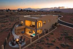 The Cliff Dweller - 3400sf, 50-Mile Views, Hot Tub - Image 2