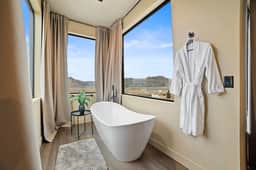 The Highlander: 4 Ensuites, 4000sf, Hot Tub - Image 3