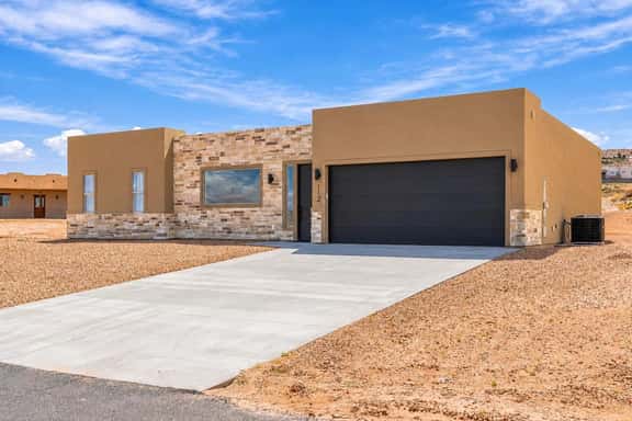 The Basecamp - 4BR Sleeps 14, Modern, Firepit - Image 1