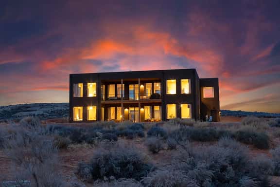 The Highlander: 4 Ensuites, 4000sf, Hot Tub - Image 1
