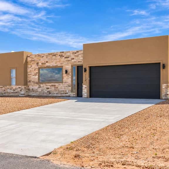 The Basecamp - 4BR Sleeps 14, Modern, Firepit - Image 1