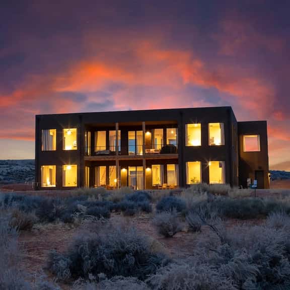 The Highlander: 4 Ensuites, 4000sf, Hot Tub - Image 1