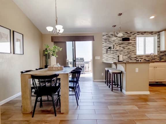 The Hideaway - 50 Mile Views, Sleeps 8, Big Garage - Image 5