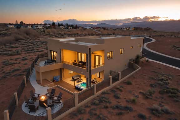 The Cliff Dweller - 3400sf, 50-Mile Views, Hot Tub - Image 2