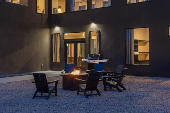The Highlander: 4 Ensuites, 4000sf, Hot Tub - Image 4