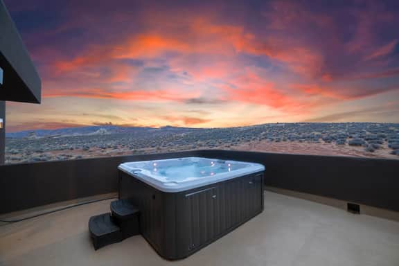 The Highlander: 4 Ensuites, 4000sf, Hot Tub - Image 2